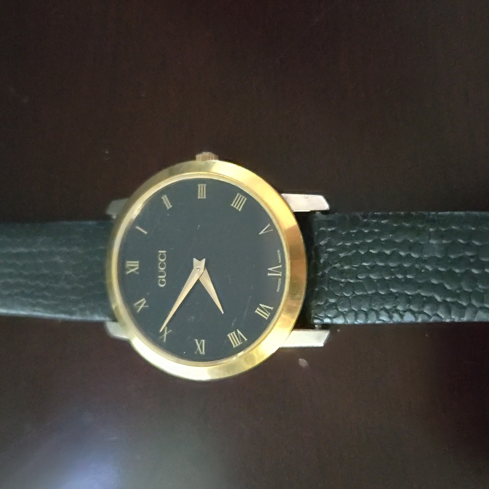 Gucci Wristwatch Model 2200M